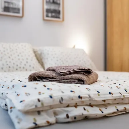 Апартаменти Cozy 2bdrm