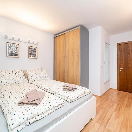 Cozy 2bdrm Апартаменти
