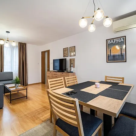 Cozy 2bdrm Apartment *